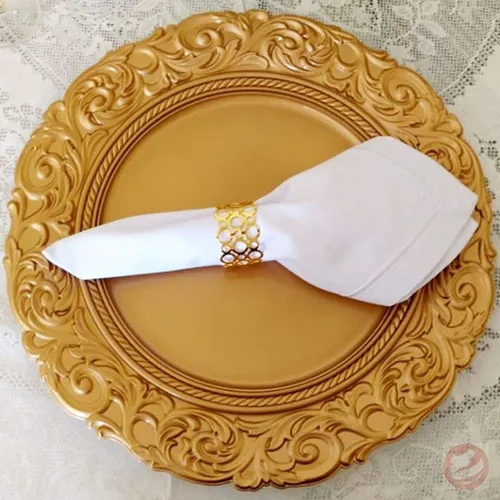 Sousplat de Aço Inox vs. Polipropileno: Qual o Melhor para Seu Buffet?