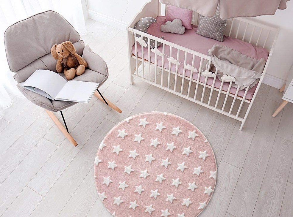 Guia de cores para tapetes de crochê no quarto infantil