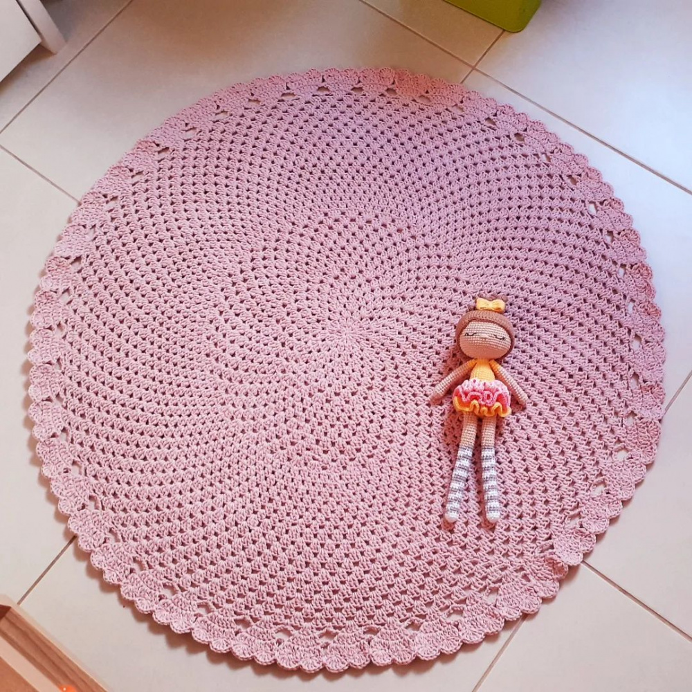 Guia de cores para tapetes de crochê no quarto infantil