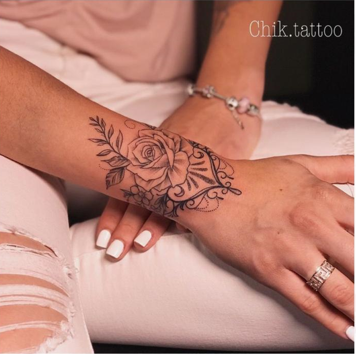 Significado das Tatuagens Florais no Antebraço Feminino