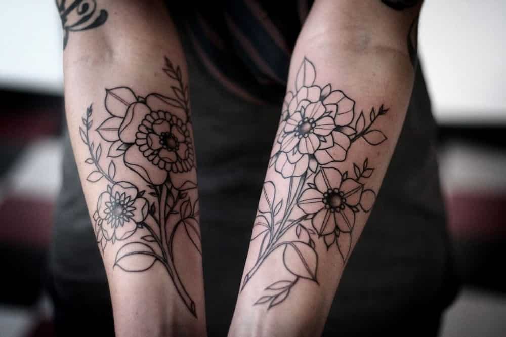 Tatuagem de Frases no Antebraço: Inspirações e Fontes Cursivas