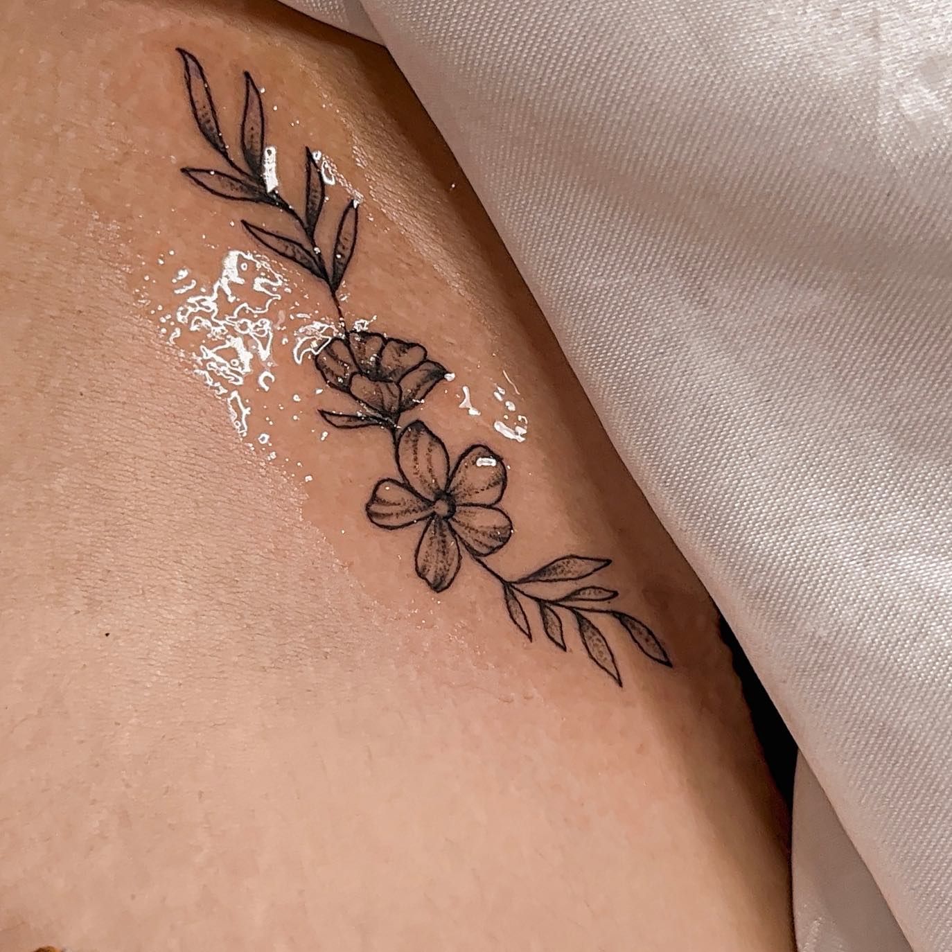 Significados por Trás das Tatuagens de Flores e Borboletas na Virilha
