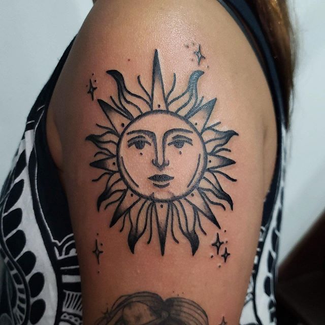 Tatuagem de Sol com Olho: Proteção e Sabedoria na Pele
