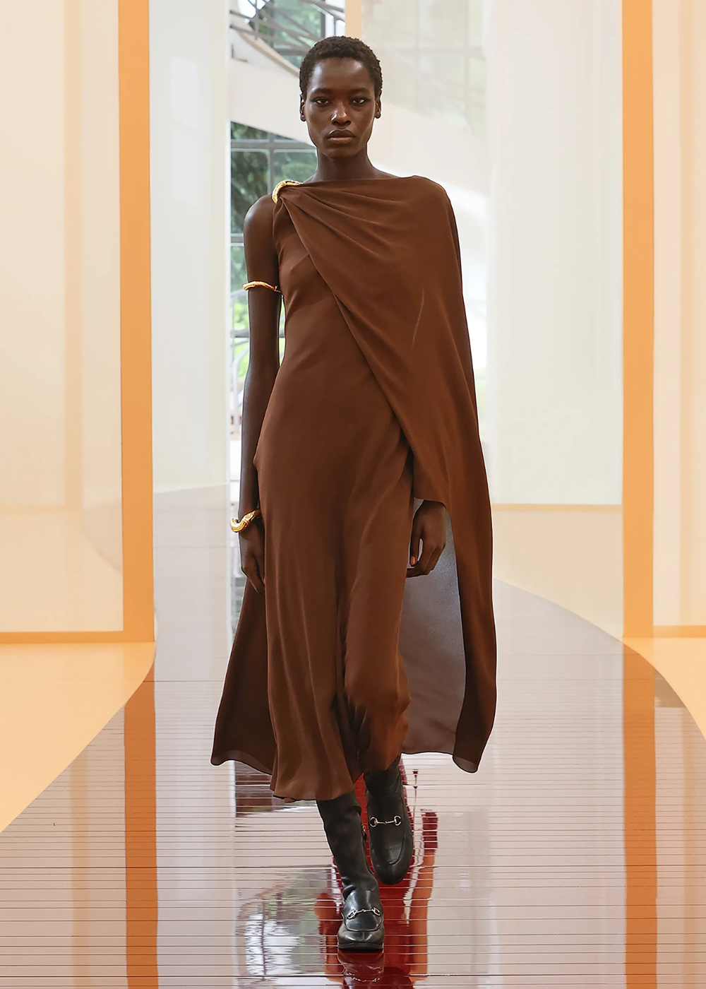 Linho e suas variações: o tecido versátil do verão 2025