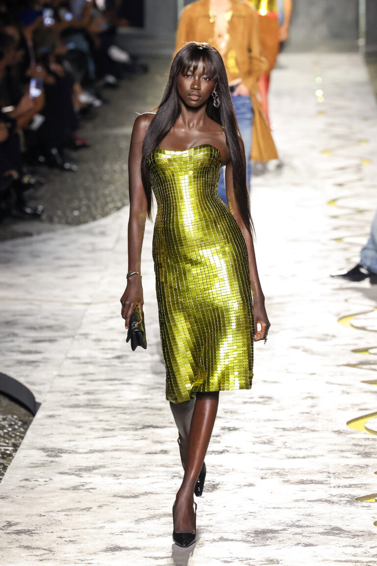 Texturas em alta: como usar transparências e efeitos 3D na moda 2025