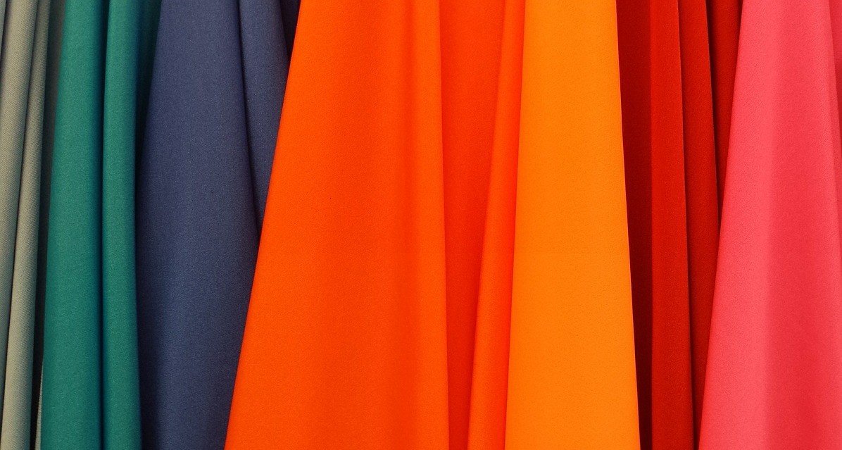 melhores tecidos para evitar rugas em roupas