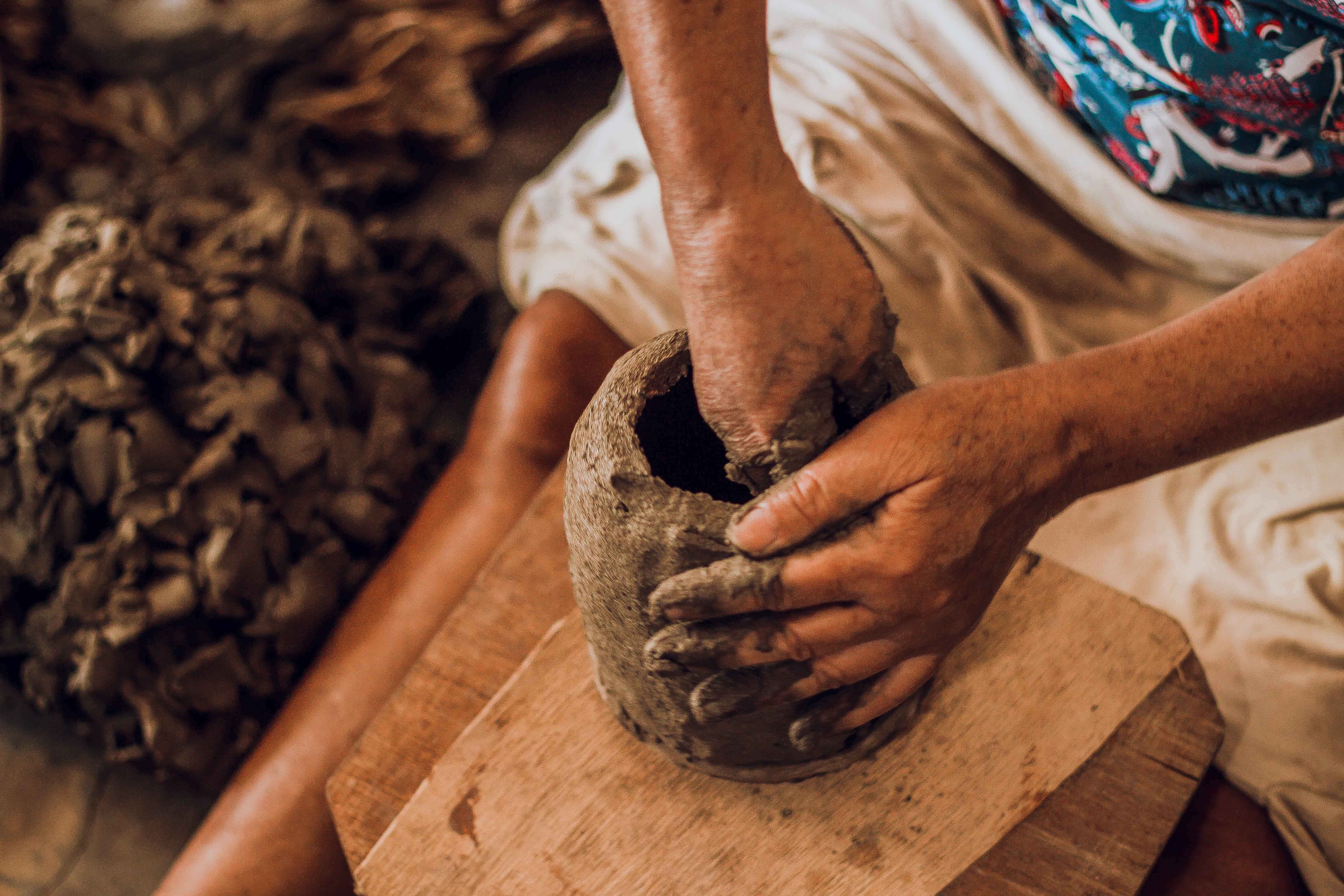 técnicas de bordado e tecelagem específicas