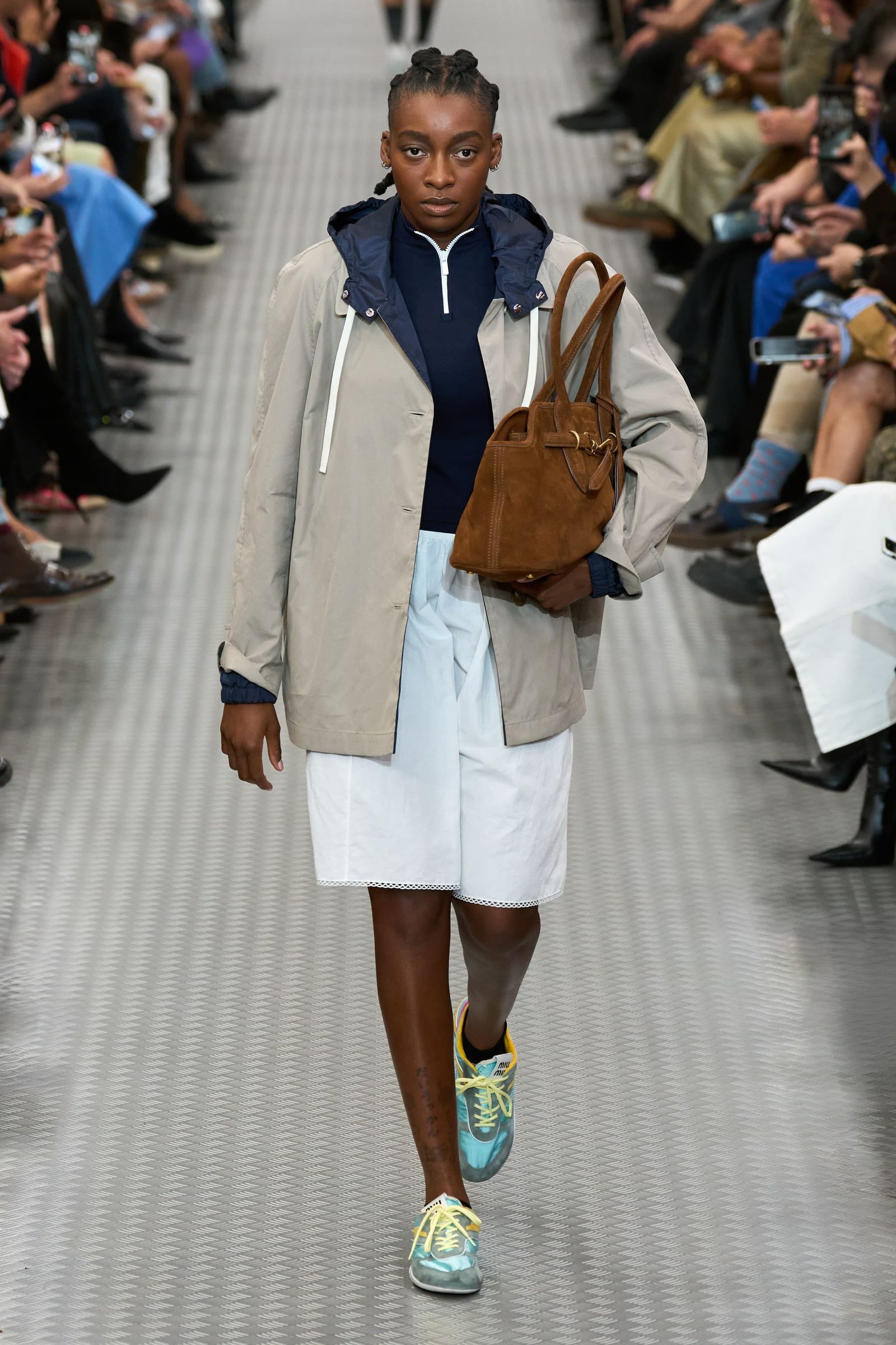 Materiais de Bolsas 2025: Do Artesanal ao Luxo da Camurça