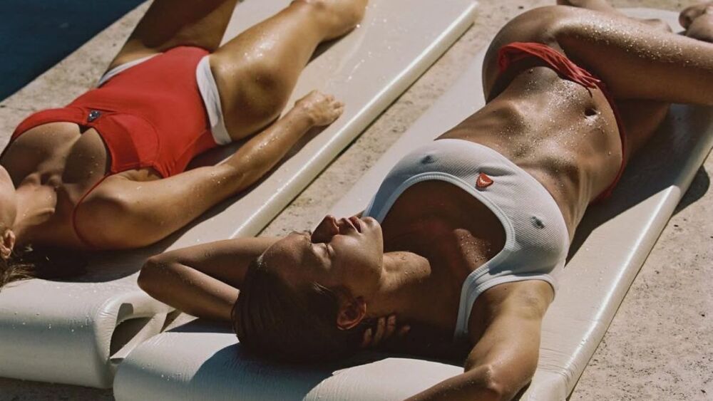 Como usar a tendência de sobreposição de biquínis