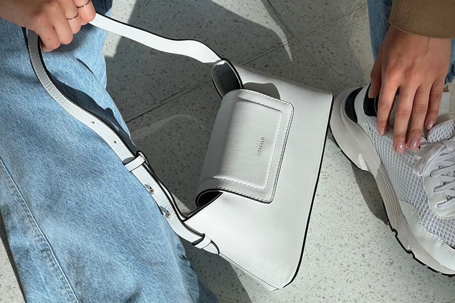 Jeans wide leg: quais tênis usar para um look moderno