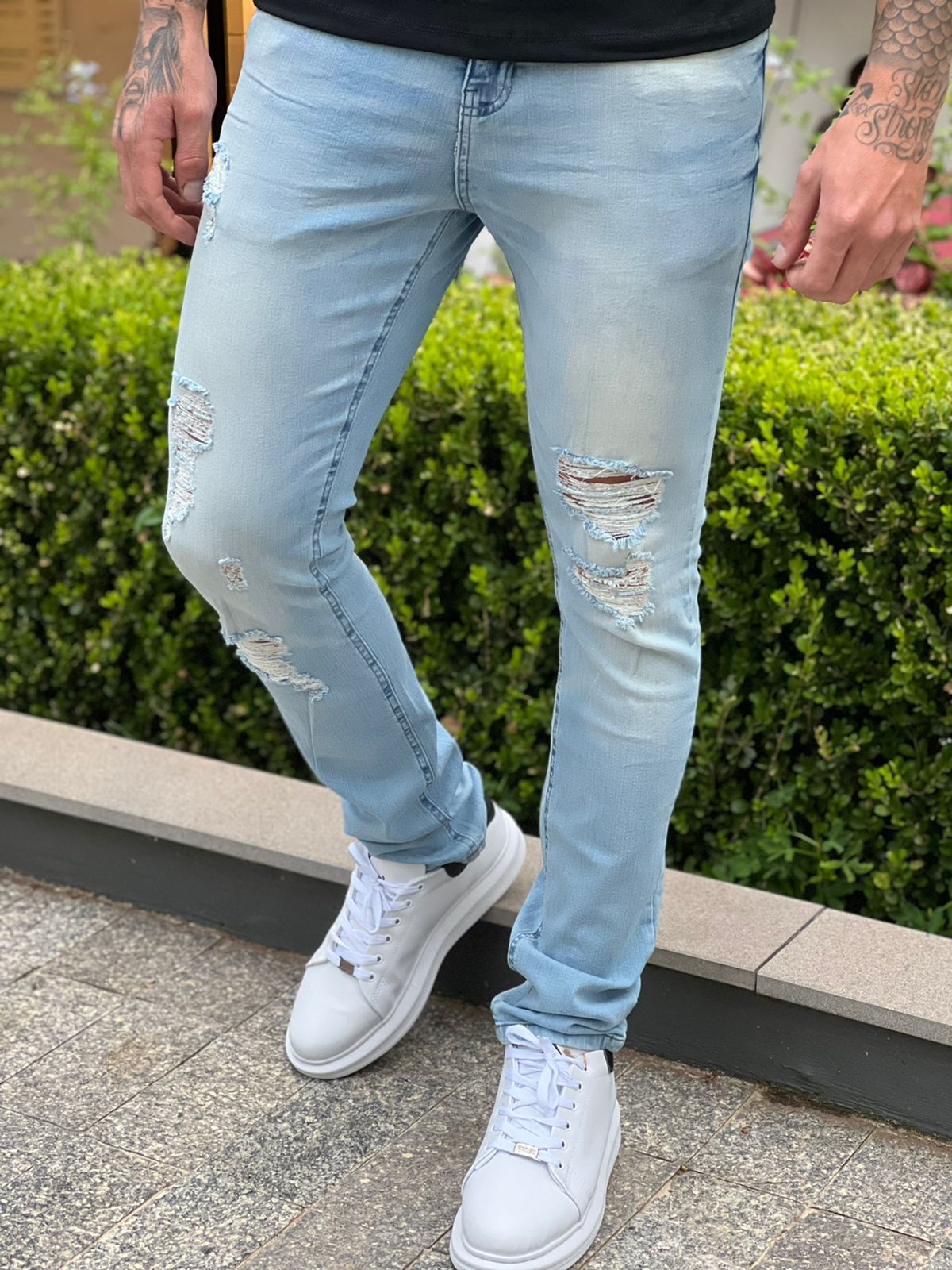 Como usar tênis branco com jeans: dicas infalíveis