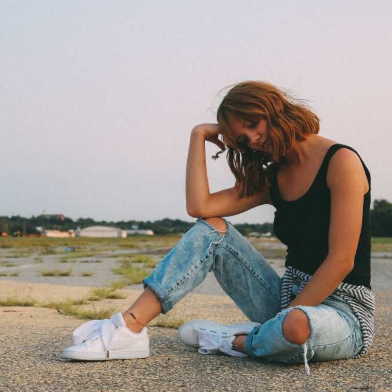 Como usar tênis branco com jeans: dicas infalíveis