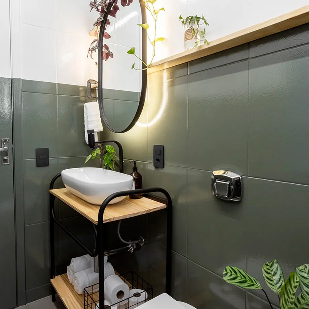 Como aplicar tinta epóxi em azulejos de banheiro