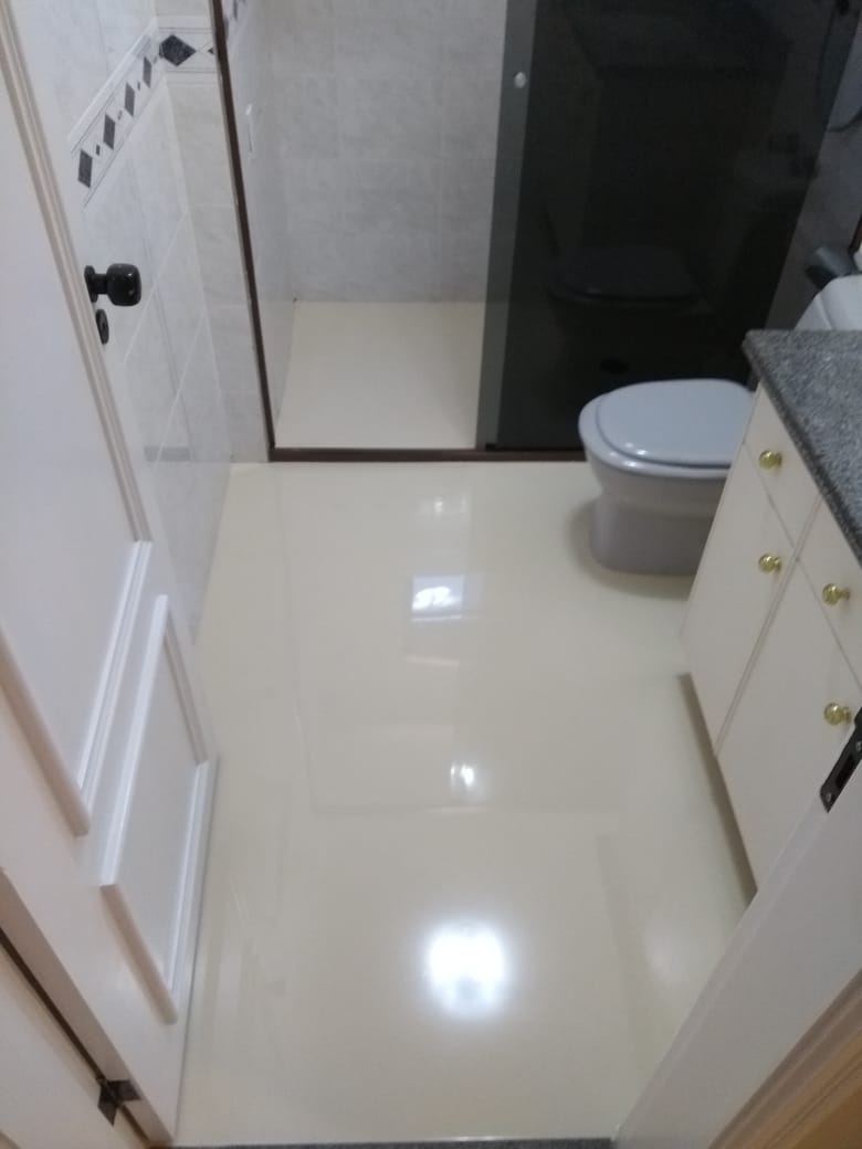 Transformação de banheiro com tinta epóxi: antes e depois inspiradores