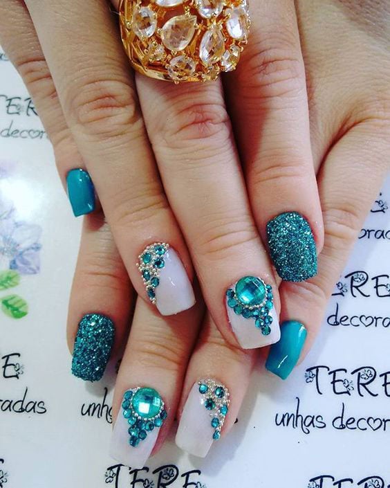 Decoração de unhas: Ideias criativas com azul turquesa