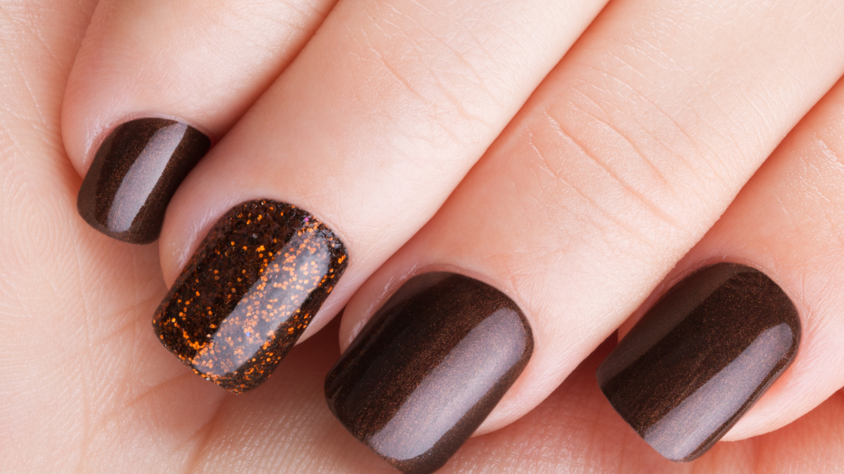 Coffee Nails Minimalistas: Elegância e Simplicidade para Suas Mãos