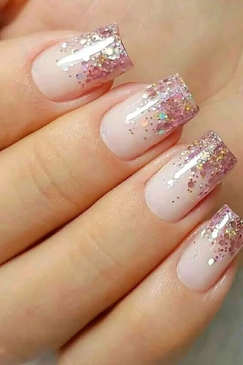 Unhas Encapsuladas com Glitter: Durabilidade e Brilho em Suas Mãos