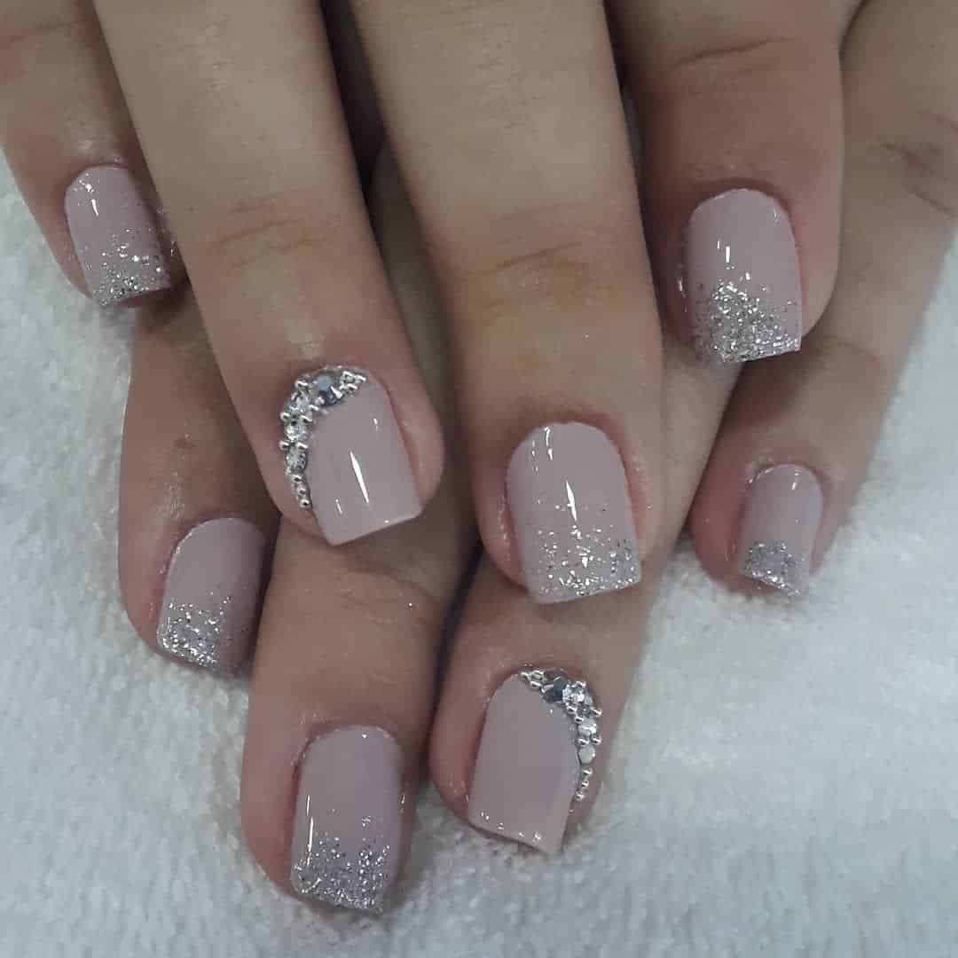 unhas de gel delicadas versus esmalte tradicional