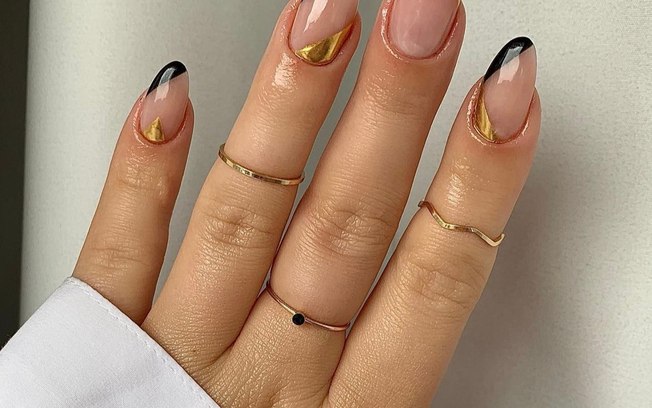 Unhas pretas com pedrarias: inspire-se no luxo