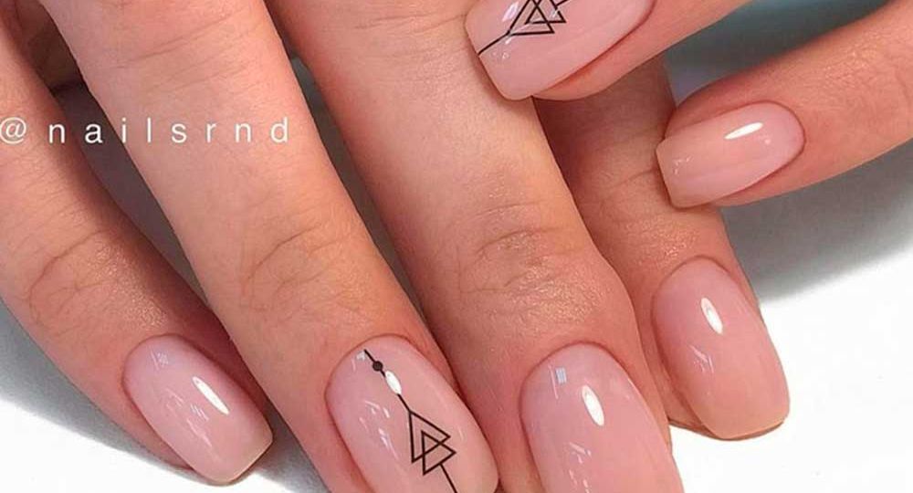 Unhas pretas com pedrarias: inspire-se no luxo