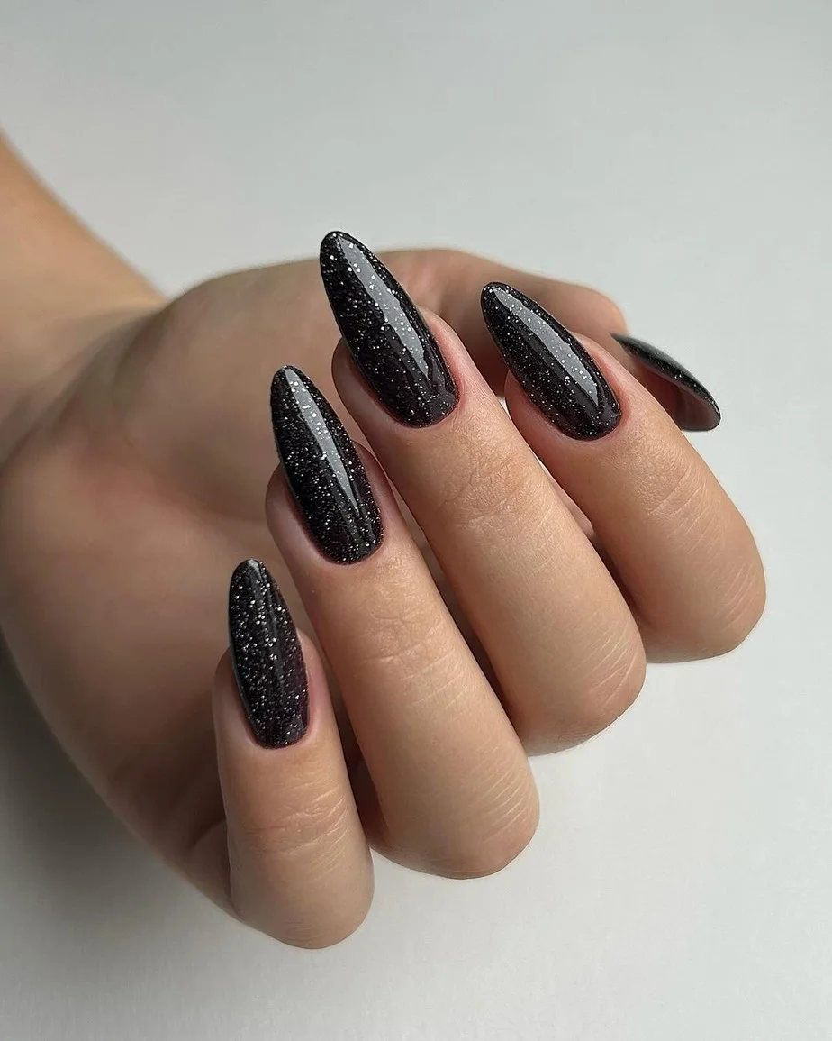 Unhas pretas minimalistas: elegância em detalhes