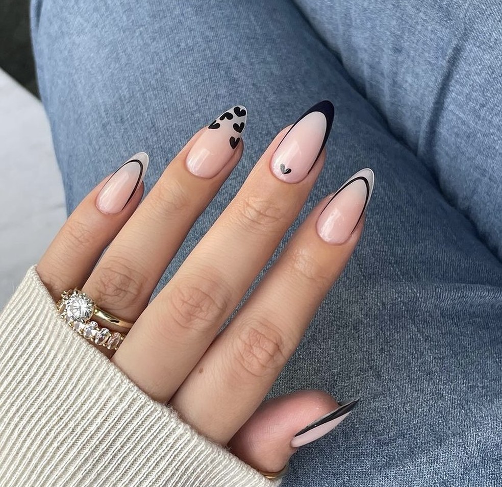 Unhas pretas com pedrarias: inspire-se no luxo