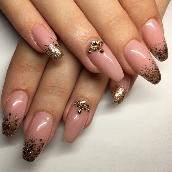 Como combinar unhas rose gold com looks de inverno