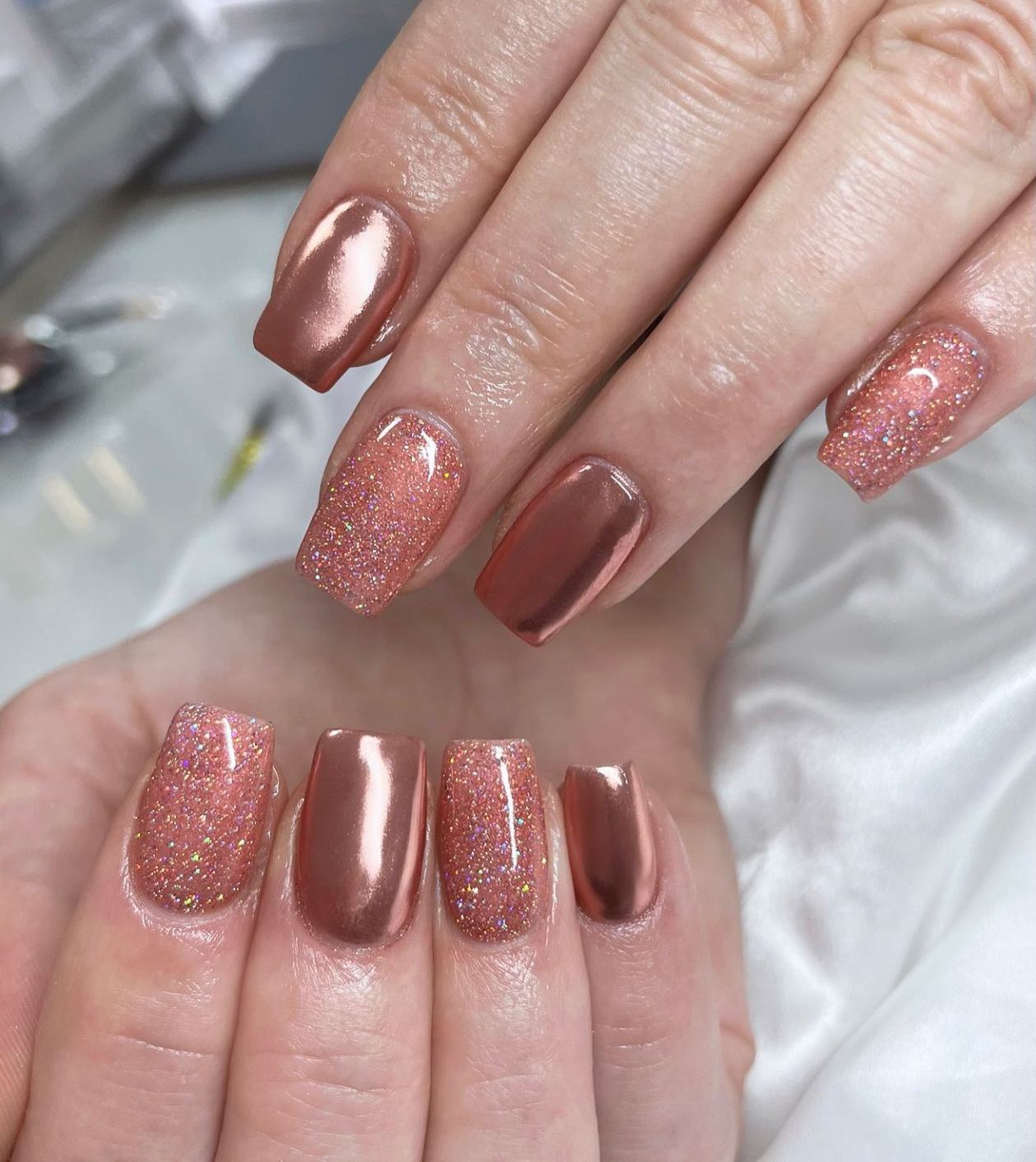Como combinar unhas rose gold com looks de inverno