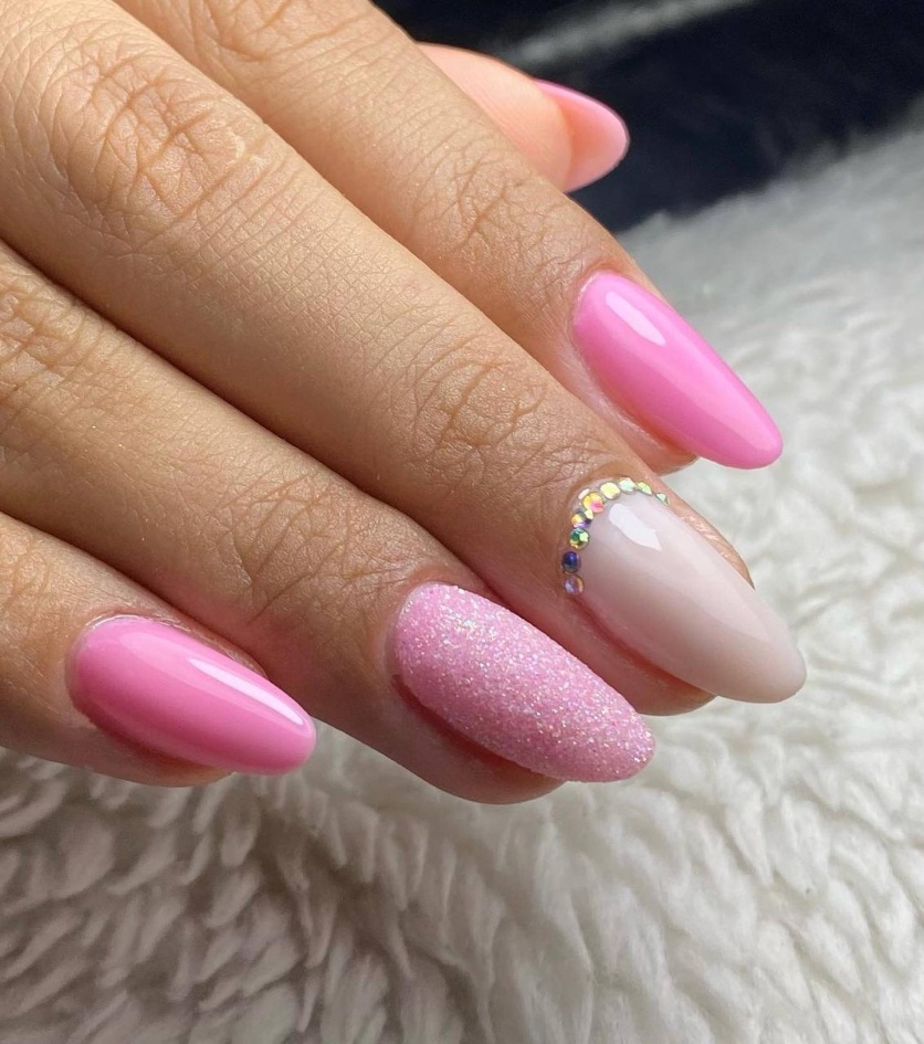 unha rosa decorada gel ou esmalte comum