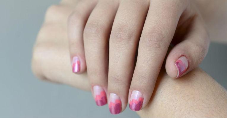 técnica da esponja para unha rosa degradê passo a passo