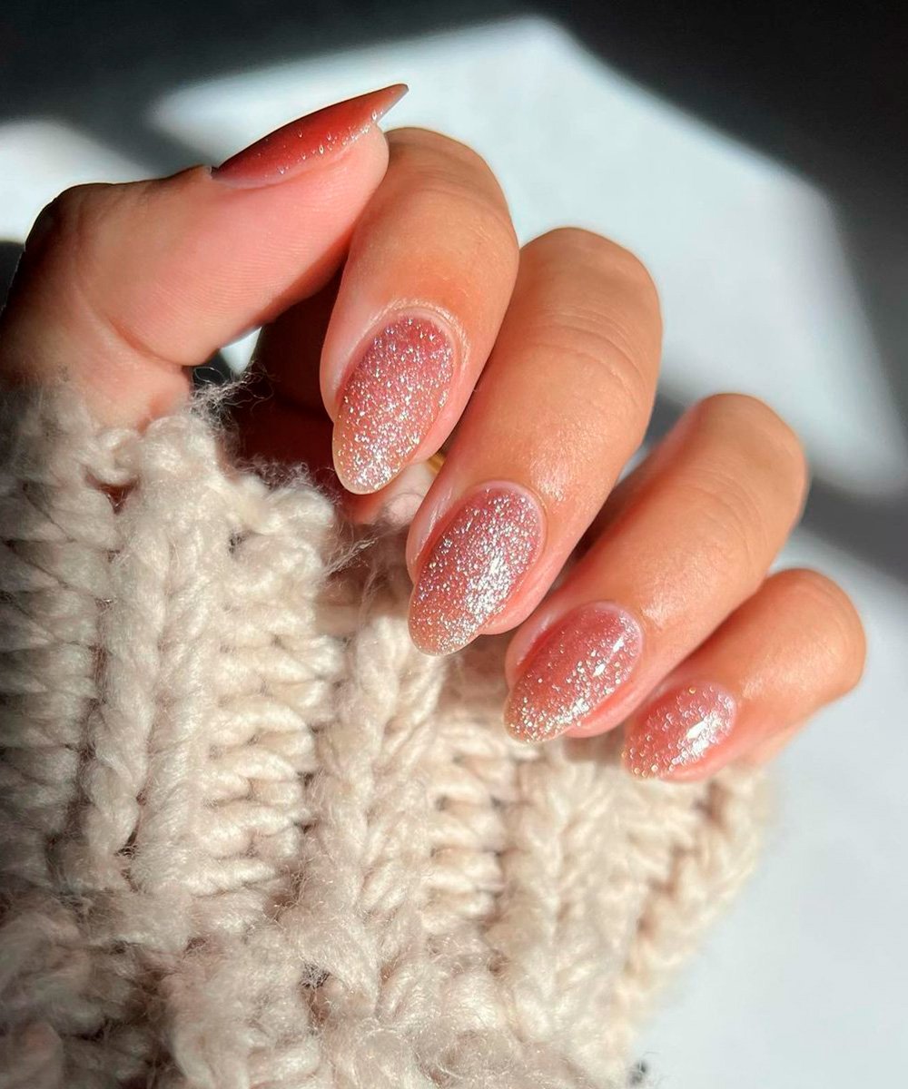 Francesinha Invertida com Glitter: O Toque Moderno para Suas Unhas