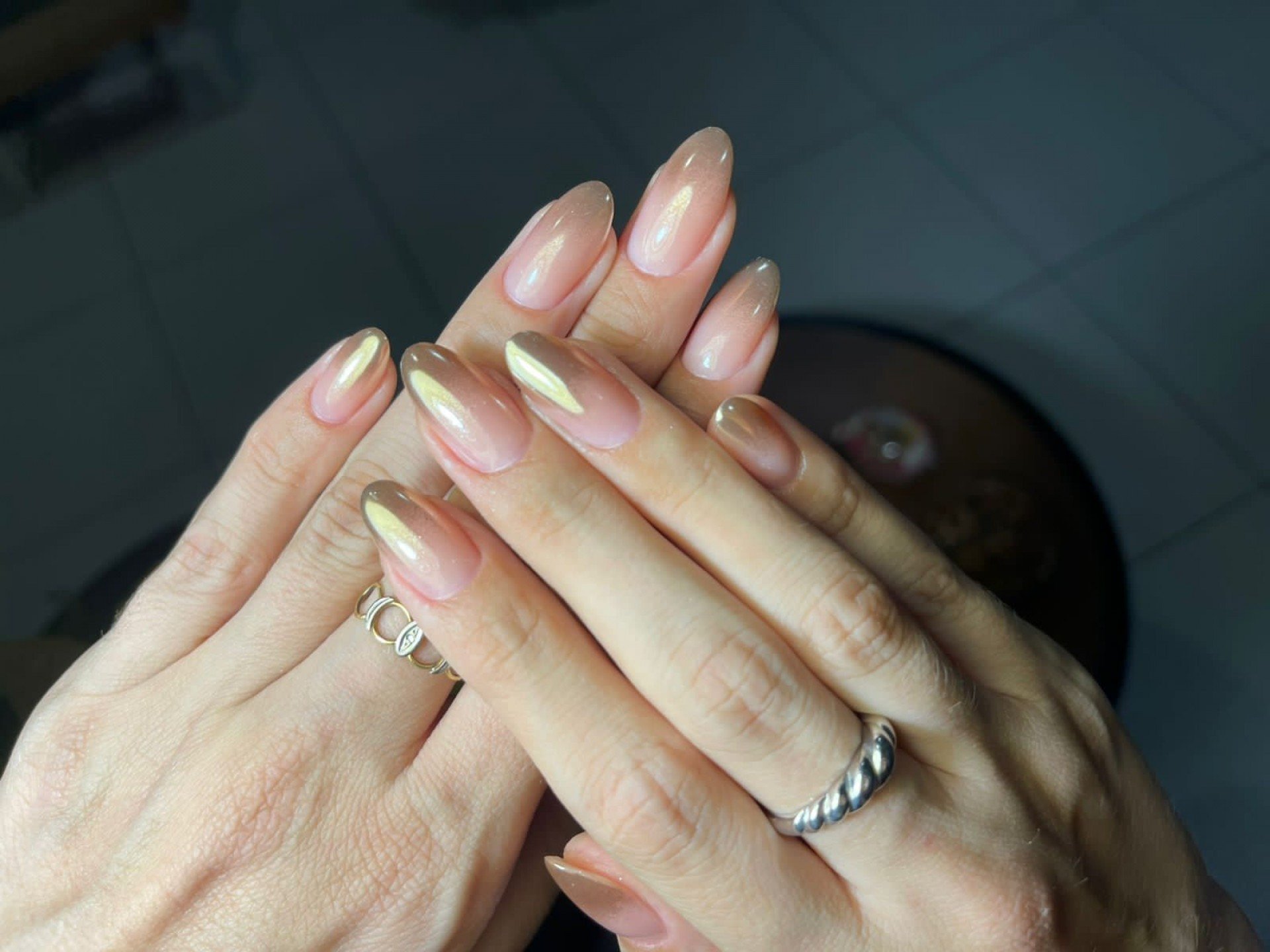 Nail Tints: A Tendência da 'Elegância Silenciosa' em Unhas de Gel