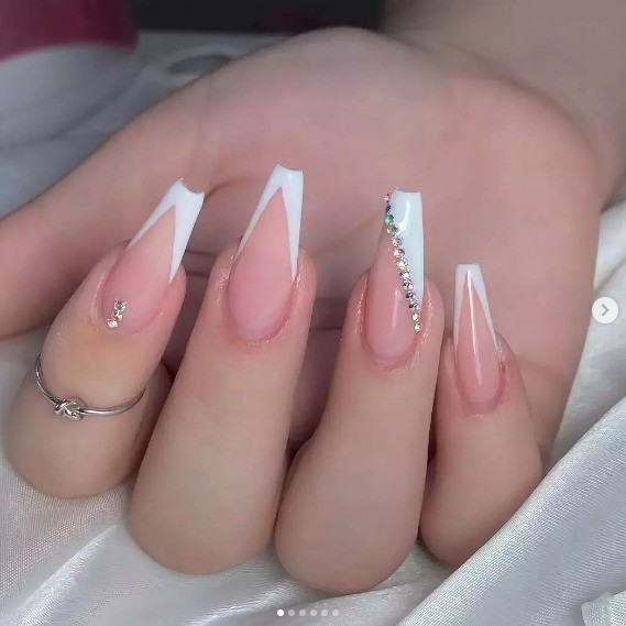 Nail Tints: A Tendência da 'Elegância Silenciosa' em Unhas de Gel