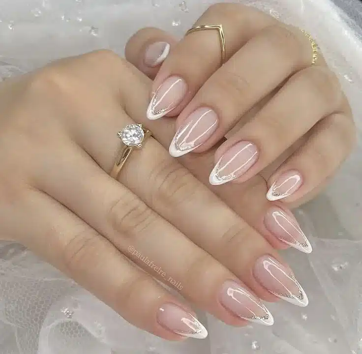 Como Escolher o Formato de Unha Perfeito para o Seu Vestido de Noiva; Guia Completo dos Esmaltes Nude e Brancos para Noivas Clássicas; Unhas Cromadas e Baby Boomer: Tendências Modernas para Noivas Ousadas; Decorações de Unhas para Noivas: Pedrarias
