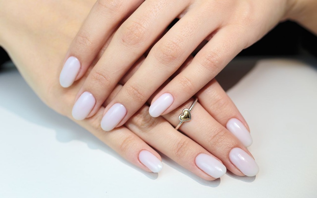 Como Escolher o Formato de Unha Perfeito para o Seu Vestido de Noiva; Guia Completo dos Esmaltes Nude e Brancos para Noivas Clássicas; Unhas Cromadas e Baby Boomer: Tendências Modernas para Noivas Ousadas; Decorações de Unhas para Noivas: Pedrarias