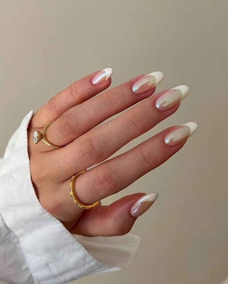 Como Escolher o Formato de Unha Perfeito para o Seu Vestido de Noiva; Guia Completo dos Esmaltes Nude e Brancos para Noivas Clássicas; Unhas Cromadas e Baby Boomer: Tendências Modernas para Noivas Ousadas; Decorações de Unhas para Noivas: Pedrarias