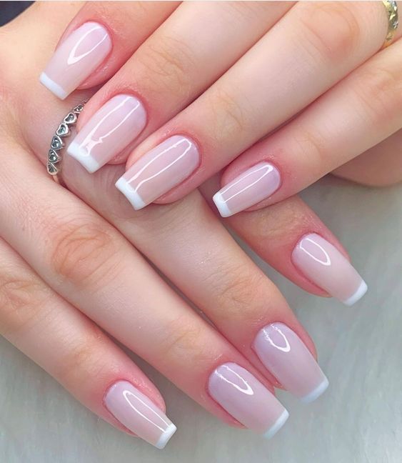 Como Escolher o Formato de Unha Perfeito para o Seu Vestido de Noiva; Guia Completo dos Esmaltes Nude e Brancos para Noivas Clássicas; Unhas Cromadas e Baby Boomer: Tendências Modernas para Noivas Ousadas; Decorações de Unhas para Noivas: Pedrarias