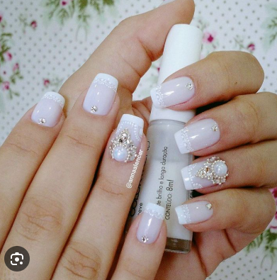 Brilhos e Cores Ousadas; Os Melhores Produtos para Manter Suas Unhas de Noiva Impecáveis até o Grande Dia