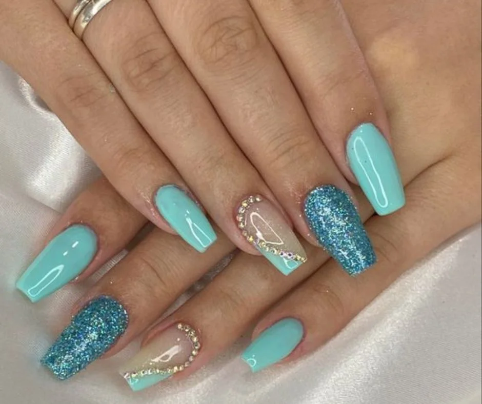 unhas decoradas azul turquesa
