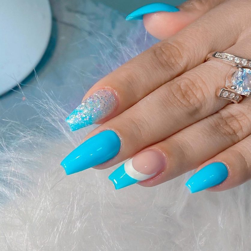 Unhas com glitter azul: ideias para brilhar