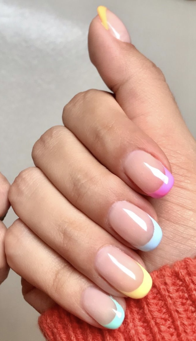 Efeito Cromado e Pó Sereia: O Segredo das Unhas Pastel Futuristas