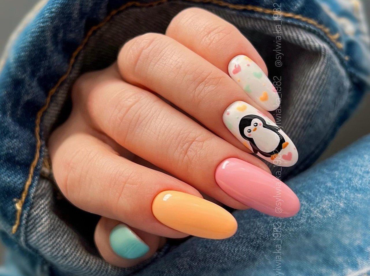 Efeito Cromado e Pó Sereia: O Segredo das Unhas Pastel Futuristas