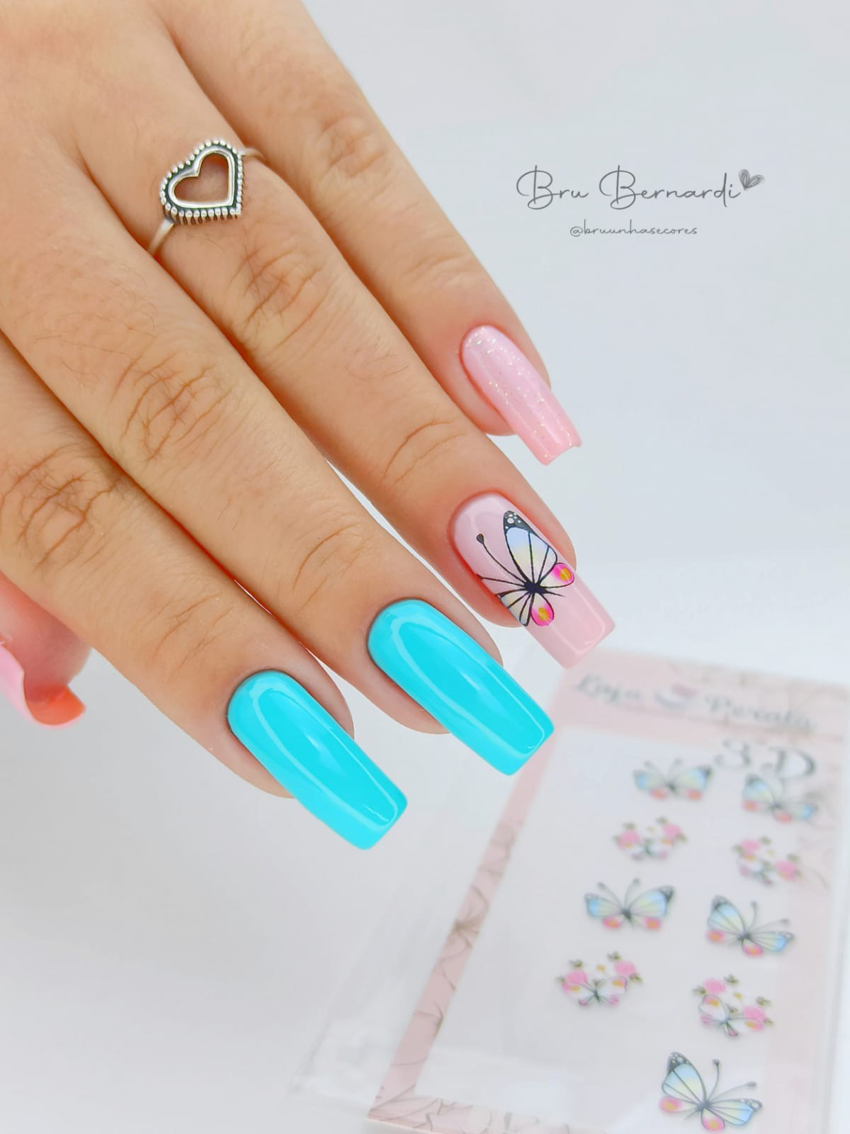 Unhas Minimalistas com Borboletas: Elegância e Simplicidade