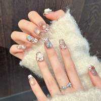 Unhas Minimalistas com Borboletas: Elegância e Simplicidade