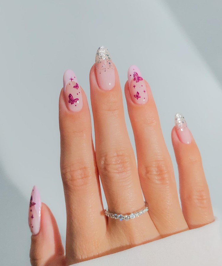 Unhas Minimalistas com Borboletas: Elegância e Simplicidade