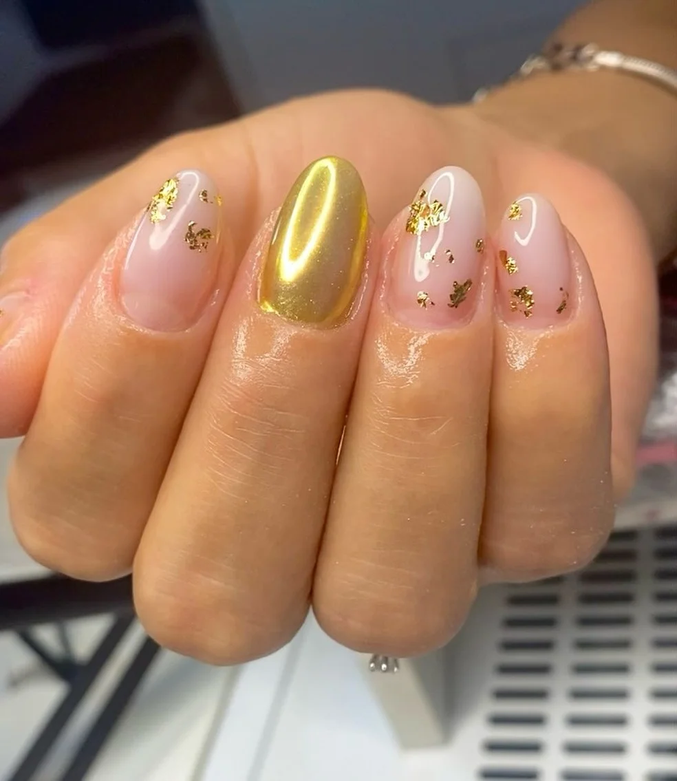 unhas decoradas com folha de ouro