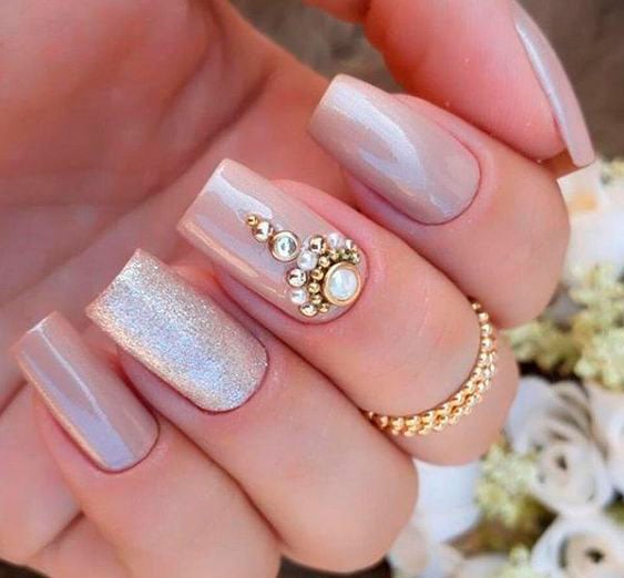 Madrepérola e Glitter: Detalhes que Elevam suas Unhas de Madrinha