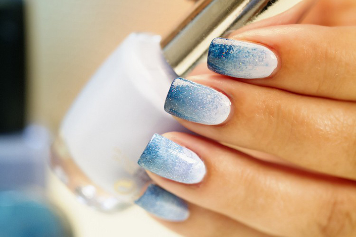 Unhas Degradê com Glitter: Brilho e Sofisticação para Suas Mãos