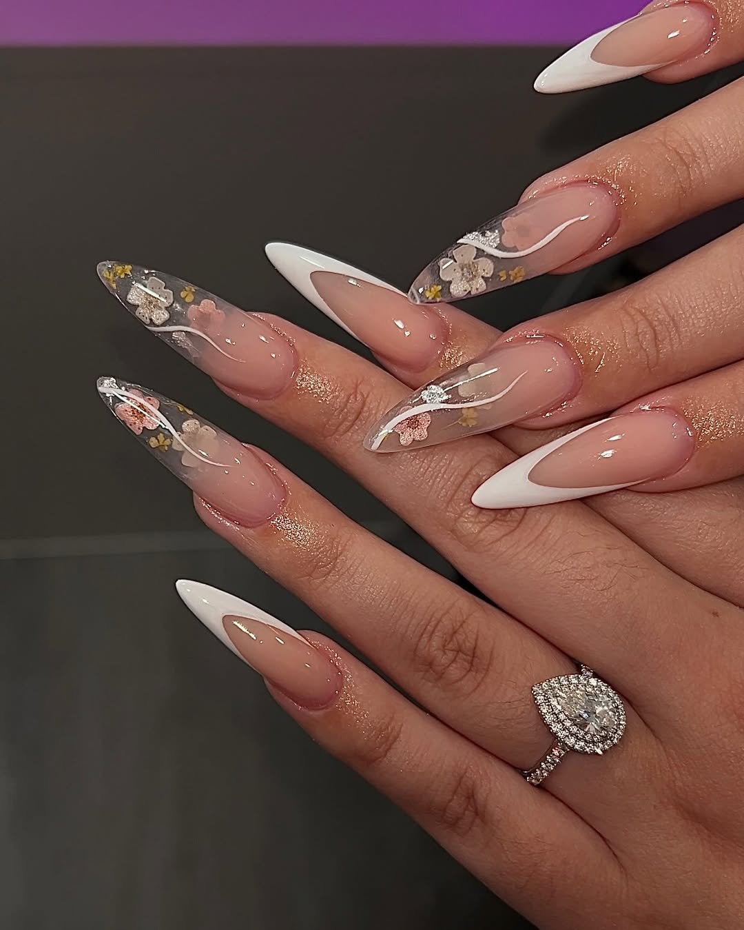 Tendências de Unhas Encapsuladas com Glitter para Arrasar