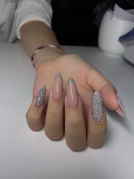 Tendências de Unhas Encapsuladas com Glitter para Arrasar